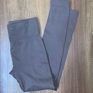 Textured insulated leggings